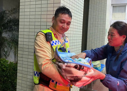 Sản phụ trở dạ trên ô tô, CSGT dùng xe đặc chủng dẫn đường đưa đi cấp cứu