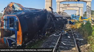 Tàu hỏa va chạm với cần cẩu ở Thái Lan, 100 người thương vong