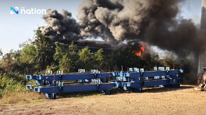 Cận cảnh tàu hoả vỡ nát sau khi va chạm với cần cẩu xây dựng, 22 người chết