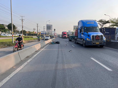 Chạy xe máy vào làn ô tô, va chạm xe đầu kéo khiến 2 người thương vong