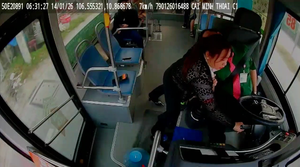 Tài xế xe buýt ở TP.HCM đột quỵ, tiếp viên nhanh trí ngăn tai nạn