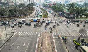 Sau gần 1 tháng xén vỉa hè, 'điểm đen' ùn tắc Lê Văn Lương thay đổi ra sao?