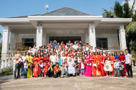 Bộ ảnh đại gia đình Gia Lai gần 100 người gây sốt vì được chụp đều đặn 22 năm