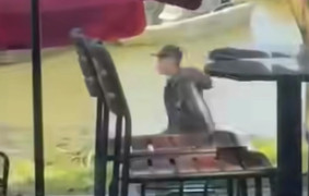 Người đàn ông mang dao rựa rượt chém người, quán cà phê ven sông Hương náo loạn