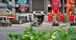 TP.HCM rực rỡ cờ hoa chào mừng Đại hội Đảng XIV