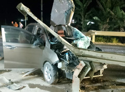 Ô tô vỡ nát sau cú tông lan can đường, tài xế lành lặn bước ra khỏi xe