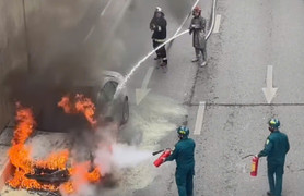 Ô tô Audi bốc cháy ngùn ngụt ở hầm chui Hà Nội