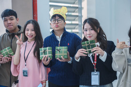 Sinh viên Đại học Việt Nhật gói bánh chưng sớm đón 'Tết Việt – Nhật 2026'