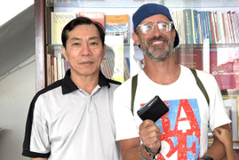 Trả lại tài sản cho du khách nước ngoài, người đàn ông từ chối nhận hậu tạ