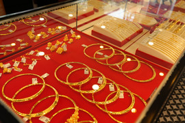 Giá vàng hôm nay 19/1: Nhà đầu tư chốt lời, vàng chững lại 