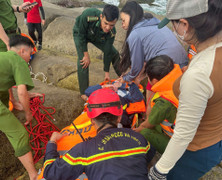 Cứu 2 du khách nước ngoài bị sóng cuốn, mắc kẹt trong hốc đá ở Đắk Lắk