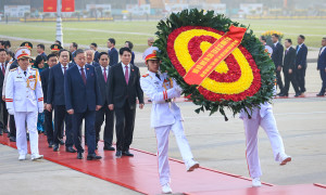 Đại biểu dự Đại hội XIV của Đảng vào Lăng viếng Chủ tịch Hồ Chí Minh