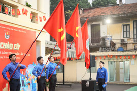 Tuổi trẻ cả nước đồng loạt chào cờ chào mừng Đại hội Đảng