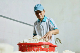 Làng bánh nổ ở Quảng Ngãi vào vụ Tết, bếp đỏ lửa từ sáng sớm tới đêm khuya