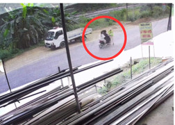 Xe máy chở ba không chấp hành hiệu lệnh, tông trọng thương CSGT