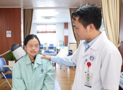 Đột ngột méo mồm, liệt mặt sau giấc ngủ