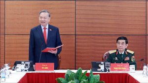 Đại biểu làm việc tại Đoàn, thảo luận các văn kiện Đại hội Đảng XIV