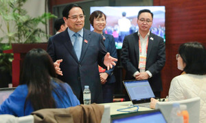 Thủ tướng thăm, động viên phóng viên tại Trung tâm Báo chí Đại hội XIV của Đảng