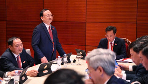 Các đại biểu thảo luận tại tổ về các văn kiện Đại hội XIV của Đảng