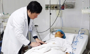 Cuộc gọi nửa đêm và việc giành giật mạng sống sản phụ từ khoảng cách gần 400km