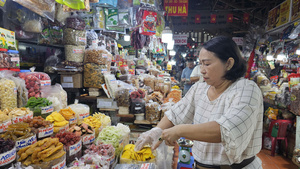 Tiểu thương chợ truyền thống 'làm mới mình' để giữ khách