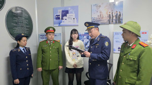 Khởi tố 2 ‘nữ quái’ sản xuất, tiêu thụ hàng chục nghìn chai thuốc nhuộm tóc giả