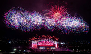 Pháo hoa rực sáng bầu trời Thủ đô trong buổi tổng duyệt chương trình mừng Đại hội XIV của Đảng