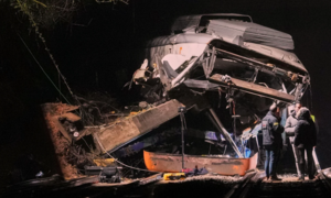 Tàu trật bánh gần Barcelona do tường chắn sập, lái tàu thiệt mạng