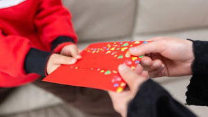 Cha mẹ lấy tiền lì xì của con có thể bị phạt tới 30 triệu đồng