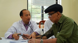 Khám bệnh, tư vấn sức khỏe và cấp phát thuốc miễn phí tại xã Kiều Phú