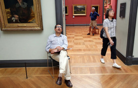 Chuyên gia lý giải vì sao chúng ta hay buồn ngủ, mệt mỏi khi đi bảo tàng