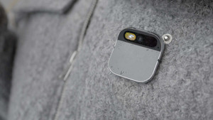 Apple tăng tốc chiến lược AI với thiết bị đeo AI Pin và Siri phiên bản chatbot