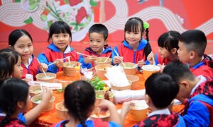 Acecook Việt Nam mang phở yêu thương đến người dân vùng rốn lũ Hòa Thịnh