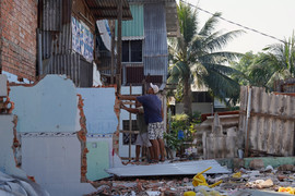 Người dân tháo dỡ nhà phục vụ dự án cải tạo kênh ô nhiễm bậc nhất TP.HCM