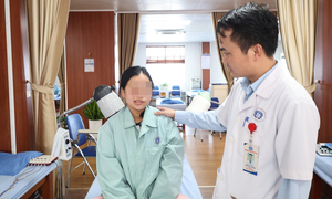 Đang khỏe mạnh bỗng méo miệng, lệch mặt khi ngủ dậy