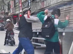 Nam sinh bị người đàn ông đấm liên tiếp vào đầu sau va chạm giao thông
