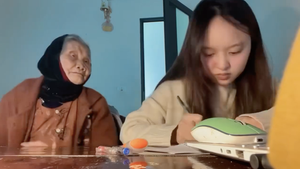 Clip bà nội ngồi bên cả buổi ngắm cháu học bài khiến dân mạng rưng rưng