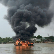 Ghe neo đậu trên sông ở Tây Ninh phát nổ, bốc cháy ngùn ngụt