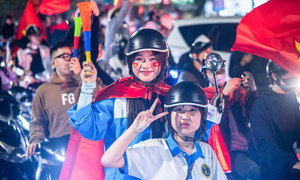 Mưa rét 9ºC, người Hà Nội vẫn xuống phố mừng U23 Việt Nam thắng Hàn Quốc