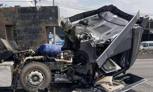 Thùng sắt rơi đè bẹp xe đầu kéo trên quốc lộ ở Đồng Nai 