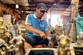 Làng nghề lư đồng TP.HCM tất bật dịp cận Tết