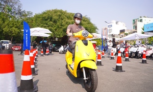 Người dùng ở TP.HCM hào hứng trải nghiệm, mua xe máy điện VinFast trong ngày