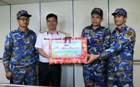 Bộ Tư lệnh Vùng 2 Hải quân thăm và chúc Tết cán bộ, chiến sĩ các nhà giàn