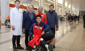 Hậu vệ U23 Việt Nam ngồi xe lăn xuống máy bay, bác sĩ đưa thẳng đến bệnh viện