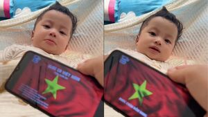 Tuyệt chiêu dỗ con của ông bố trẻ: Bé nín khóc ngay khi nghe Quốc ca