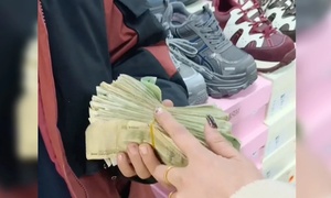 Xúc động cậu bé lớp 5 nhịn tiêu vặt 6 tháng để mua quà sinh nhật mẹ