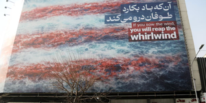 Iran công bố bích hoạ khổng lồ, cảnh báo đáp trả khi tàu chiến Mỹ áp sát