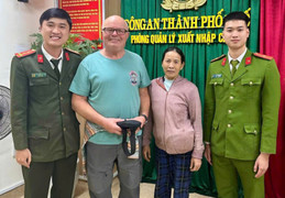 Trả lại iPad, hộ chiếu cho nam du khách người Anh đánh rơi ở Huế