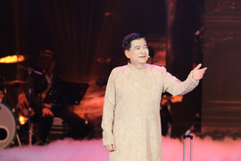 NSND Quốc Anh hát văn trên sân khấu, khán giả rưng rưng xúc động