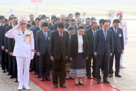 Tổng Bí thư, Chủ tịch nước Lào vào Lăng viếng Chủ tịch Hồ Chí Minh